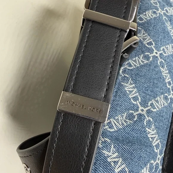 Michael Kors Dakota Medium Pocket Shoulder Bag - Picture 6 of 10